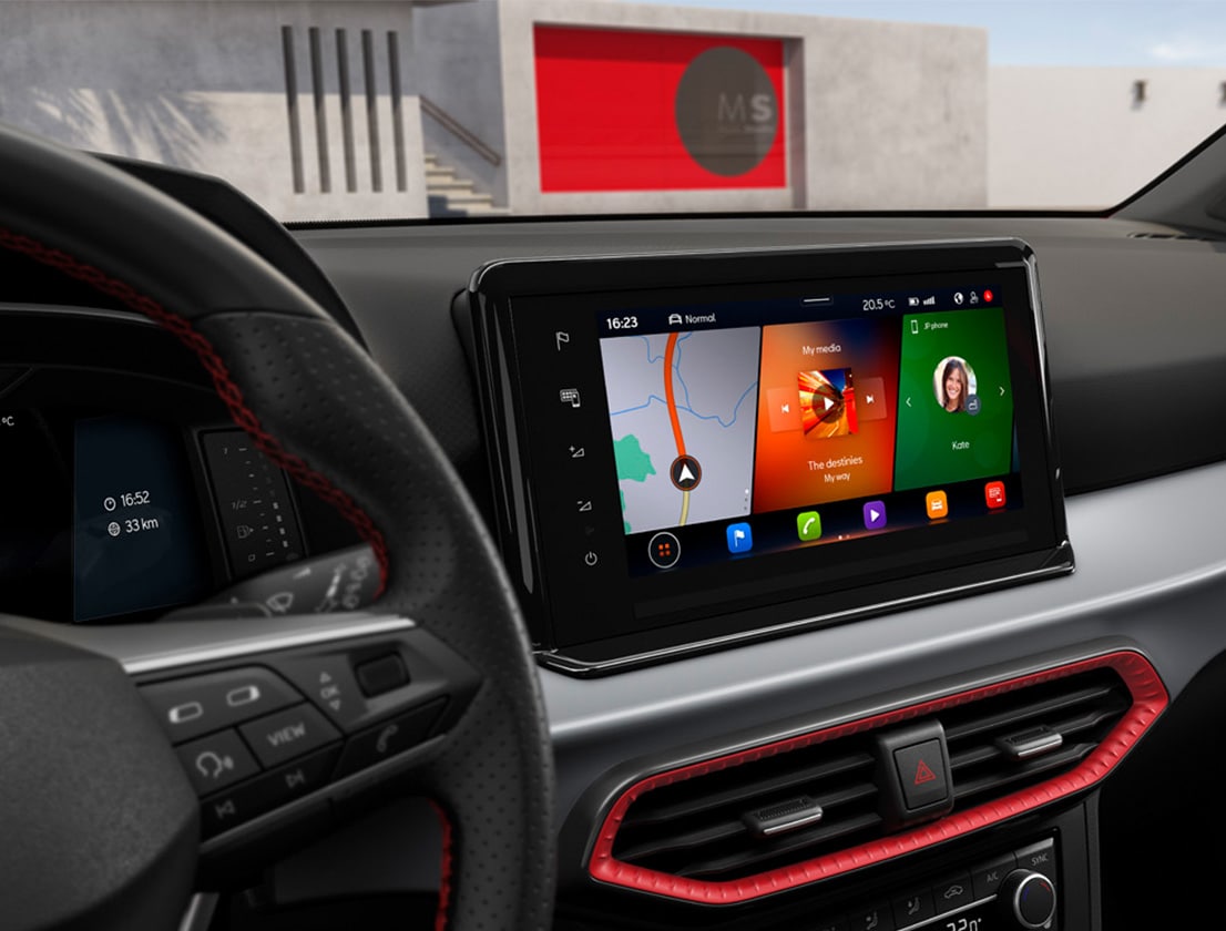 Innenraum des SEAT Ibiza mit modernem Touchscreen-Infotainmentsystem und digitalen Anzeigen im Cockpit.