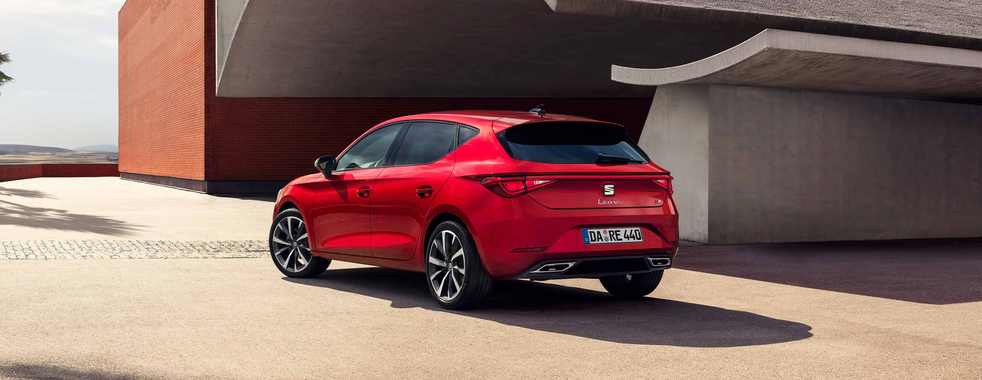 New Leon Sportstourer orange showing emergency assist checks