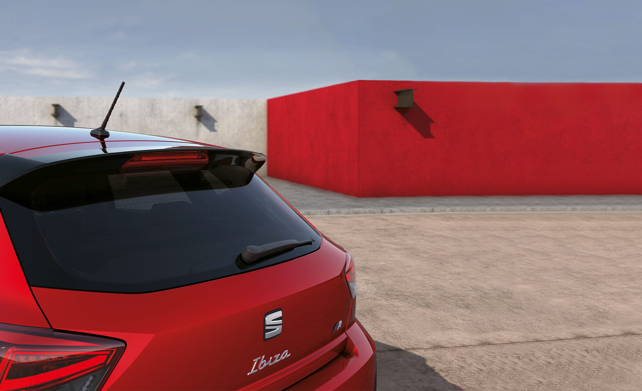 Frau leht lässig an ihrem Ibiza Black Edition | SEAT
