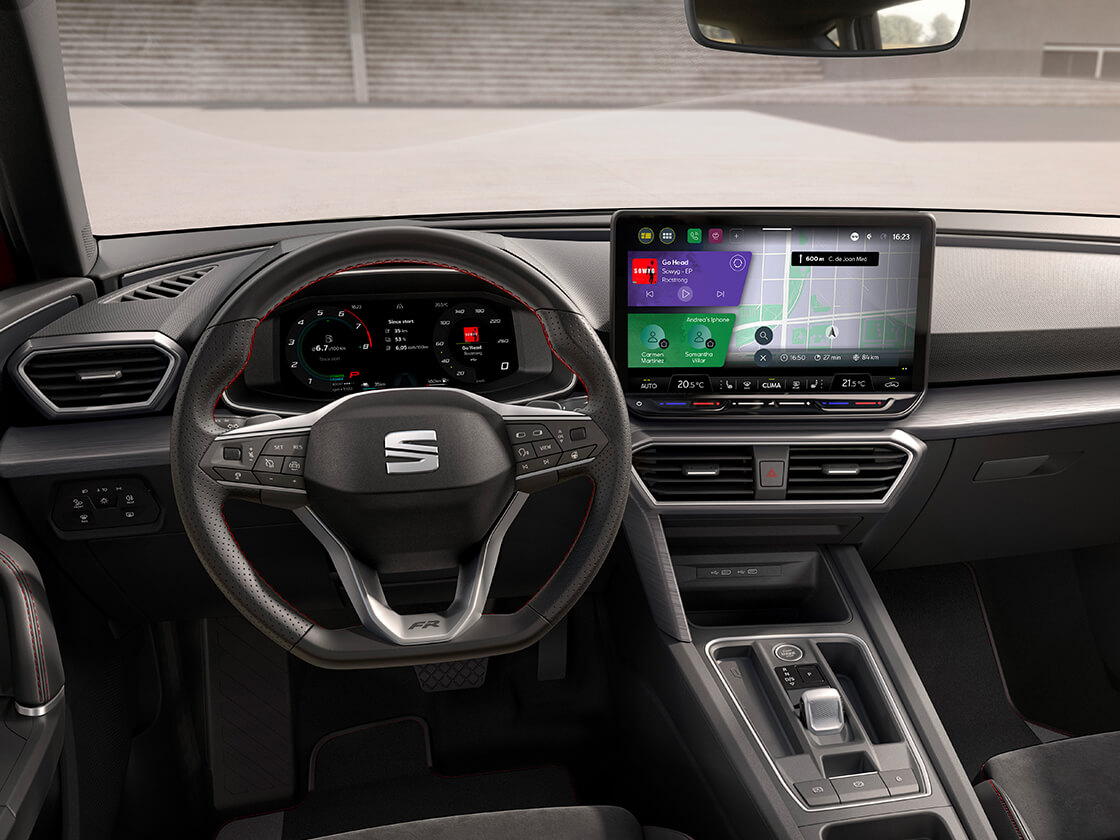 Innenansicht des SEAT Leon mit Komfort-Stoffsitzen, die ein entspanntes und praktisches Fahrerlebnis bieten.