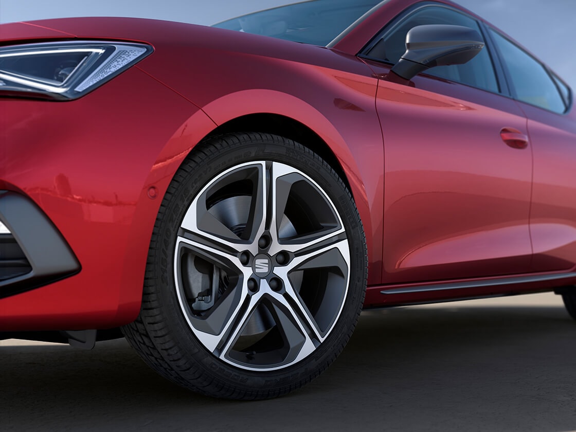 Detailaufnahme der 18 Zoll Leichtmetallräder des SEAT Leon.