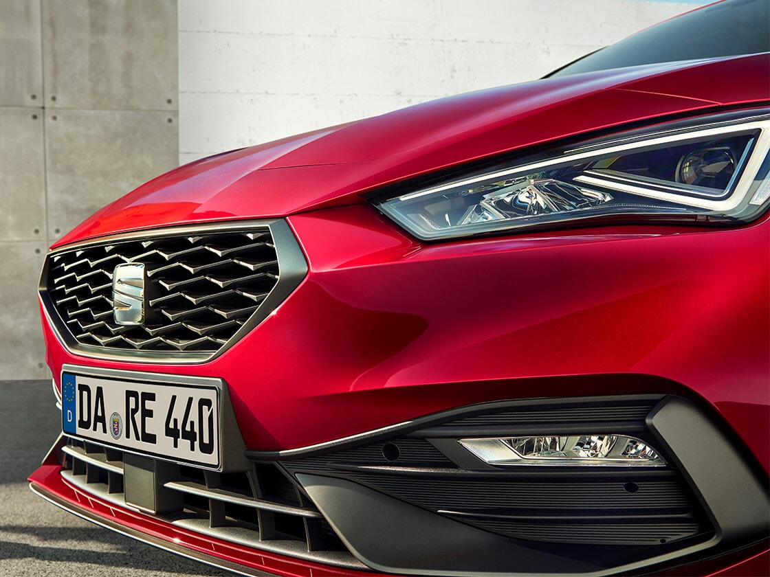 Detailaufnahme der Voll-LED-Scheinwerfer des SEAT Leon.