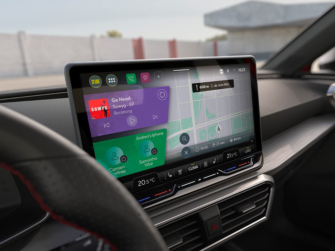 Detailaufnahme des 12,9 Zoll Navigationssystems des SEAT Leon.