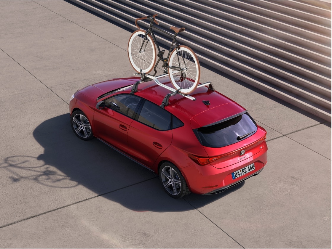 Der SEAT Leon aus der Vogelperspektive mit dem Fahrradträger.
