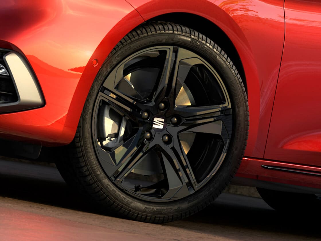 Detailansicht der schwarzen Leichtmetallfelgen des SEAT Leon FR Black Edition.