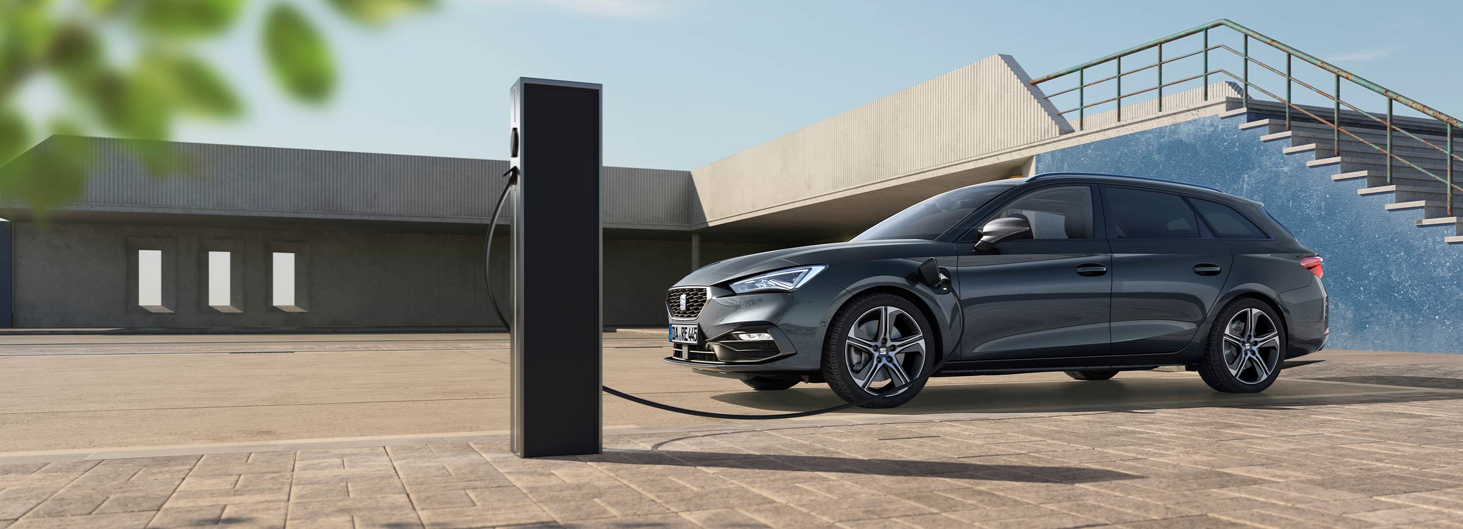 Seitenansicht eines SEAT Leon Sportstourer, der an einer Ladesäule steht.