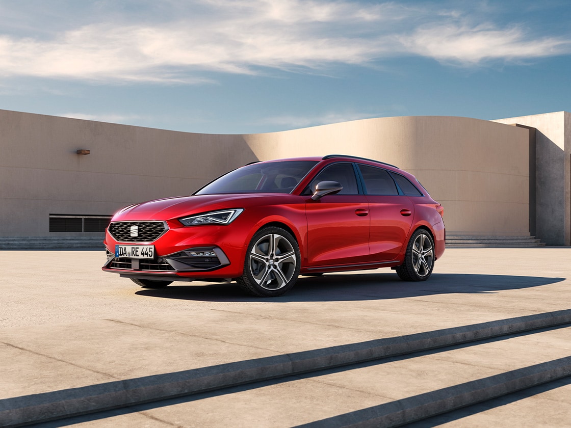 Der SEAT Leon Sportstourer FR Black Edition mit seinem eleganten Äußeren, stilvollen Leichtmetallfelgen in schwarz und getönten Heckscheiben. Er wurde für Komfort und Eleganz entwickelt und ist eine ausgezeichnete Wahl unter den zum Verkauf stehenden Fahrzeugen.