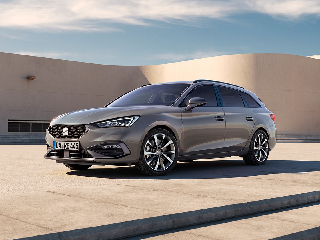 Der SEAT Leon Sportstourer FR mit seinem eleganten Äußeren, stilvollen Leichtmetallfelgen und getönten Heckscheiben. Er wurde für Komfort und Eleganz entwickelt und ist eine ausgezeichnete Wahl unter den zum Verkauf stehenden Fahrzeugen.