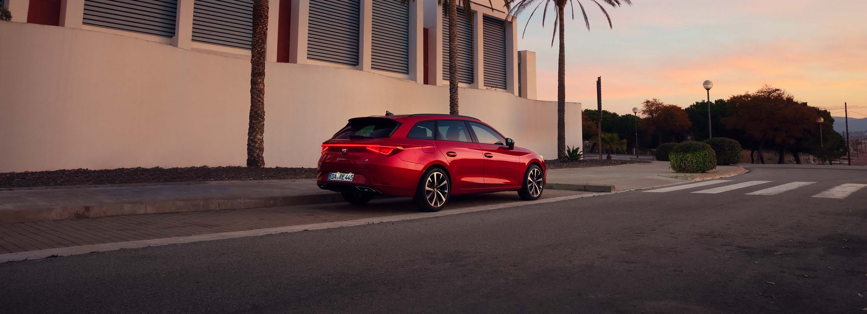 Seitenansicht eines SEAT Leon Sportstourer, der an einer Ladesäule steht.