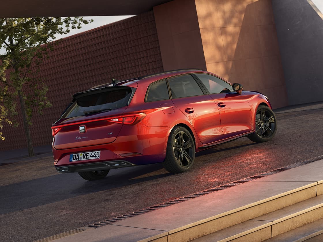 Der SEAT Leon Sportstourer FR Black Edition mit seinem eleganten Äußeren, stilvollen Leichtmetallfelgen in schwarz und getönten Heckscheiben. Er wurde für Komfort und Eleganz entwickelt und ist eine ausgezeichnete Wahl unter den zum Verkauf stehenden Fahrzeugen.