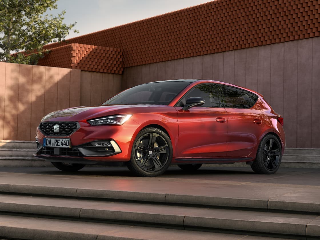 Der SEAT Leon Road Edition mit seinem eleganten Äußeren, stilvollen Leichtmetallfelgen und getönten Heckscheiben. Er wurde für Komfort und Eleganz entwickelt und ist eine ausgezeichnete Wahl unter den zum Verkauf stehenden Fahrzeugen.