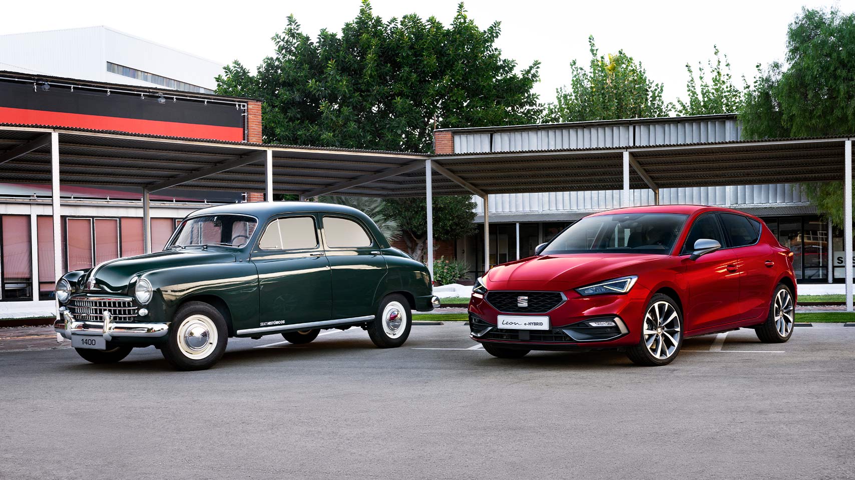  SEAT 1400er von 1953 und Leon seitliche Vorderansicht