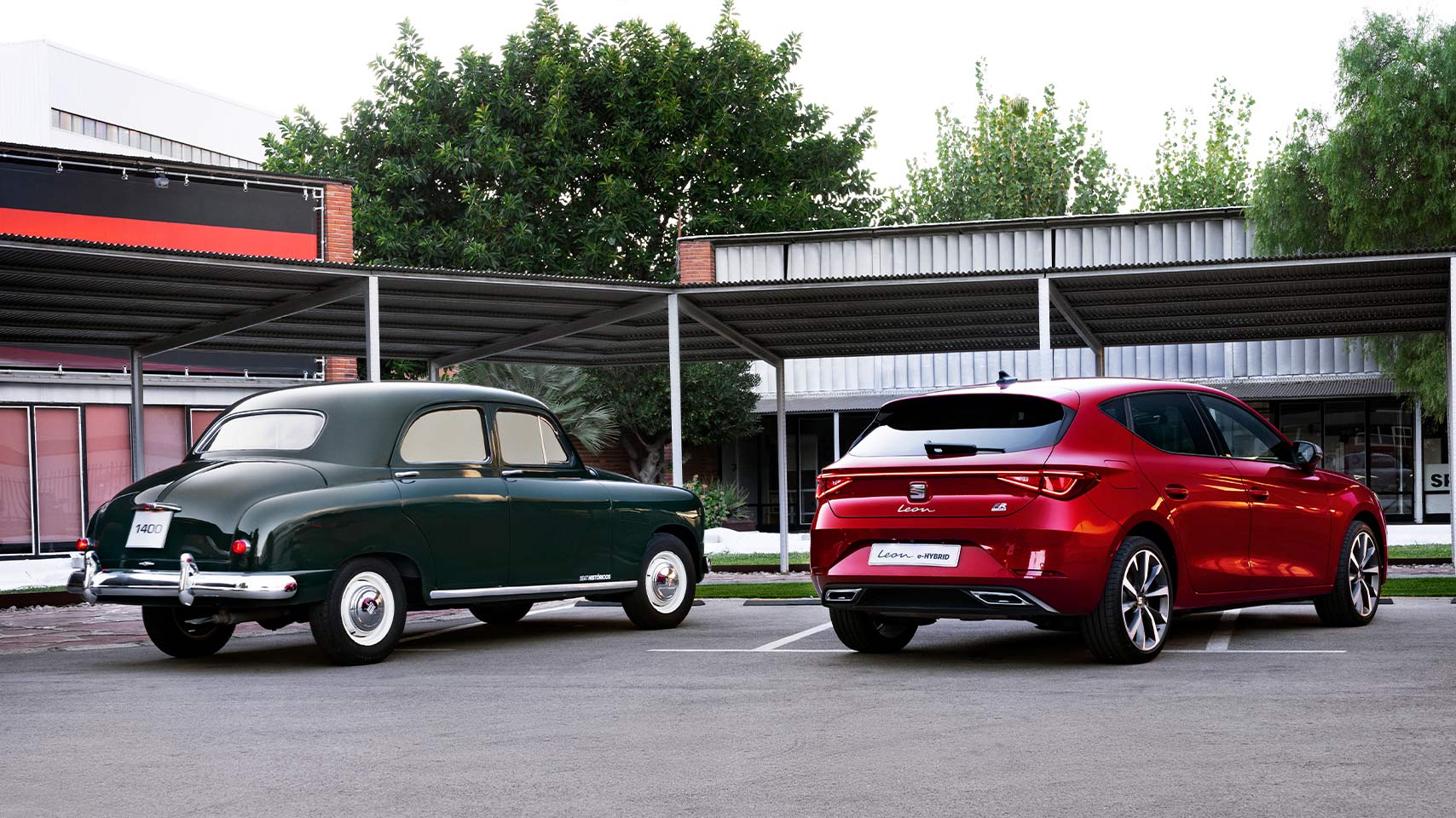  SEAT 1400er von 1953 und Leon seitliche Hinteransicht 