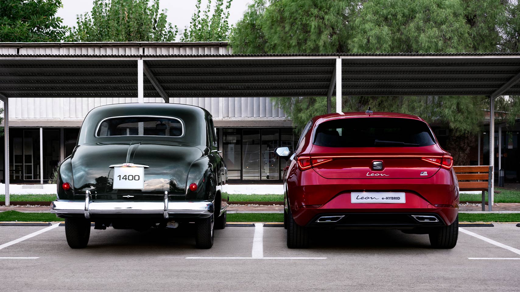 SEAT 1400er von 1953 und Leon Hinteransicht 