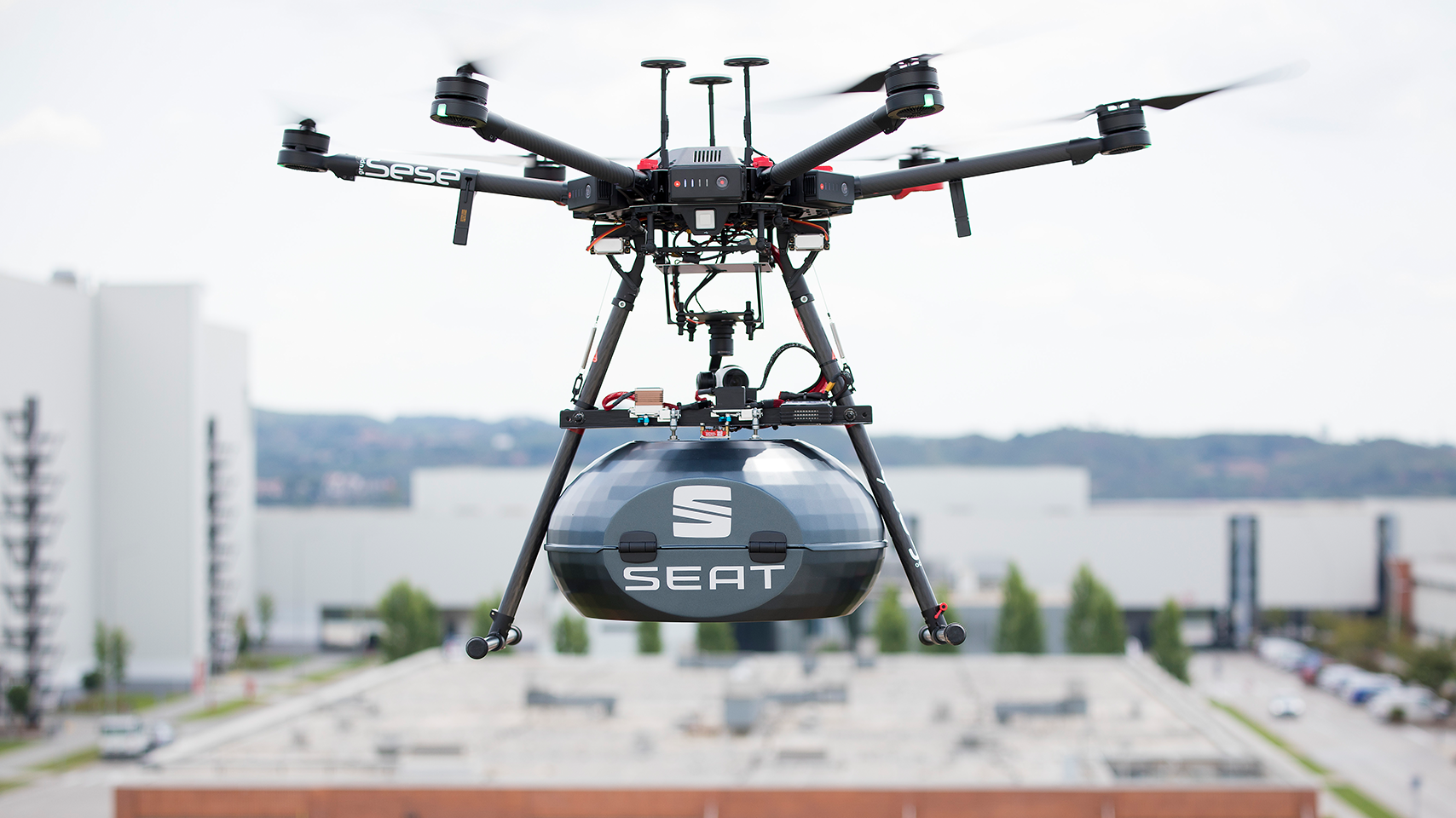 SEAT liefert Fahrzeugteile per Drohne