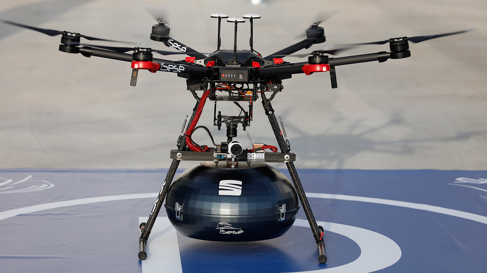 SEAT liefert Fahrzeugteile per Drohne