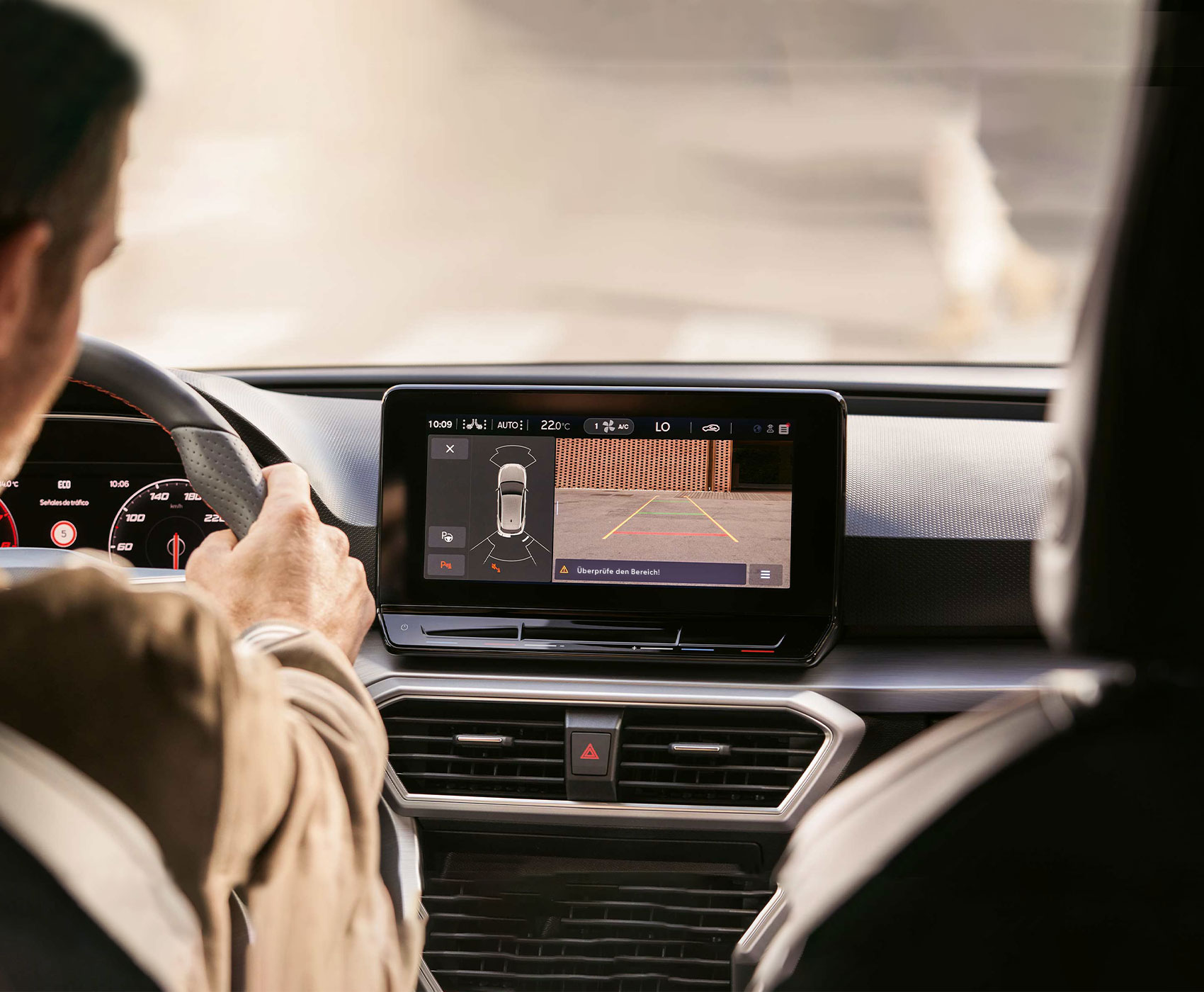 SEAT Neuwagenservice und -wartung - Fahren per Knopfdruck mit dem Navi System, Navi Dashboard. Einparkhilfe im SEAT.
