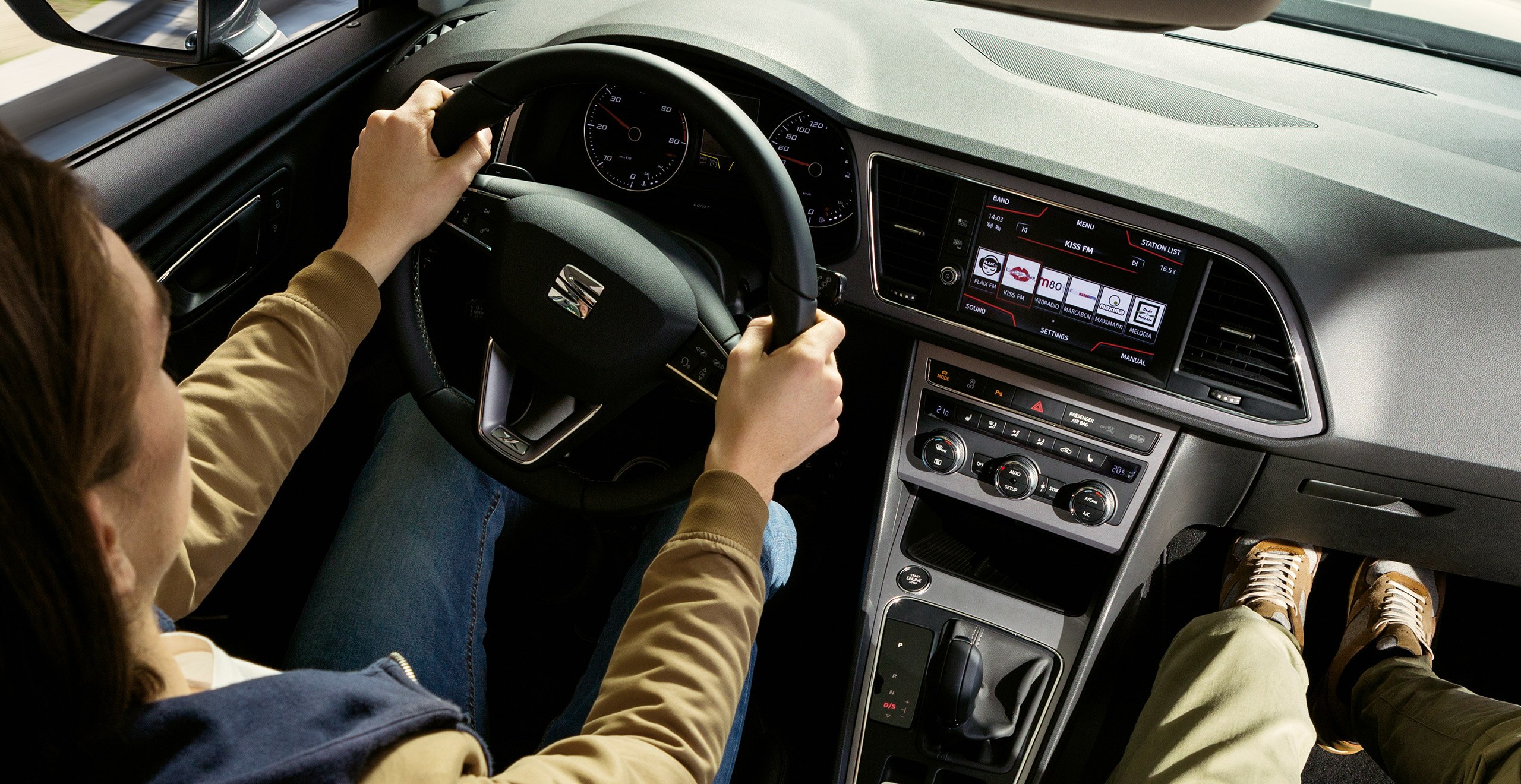 SEAT Display mit Senderlogos