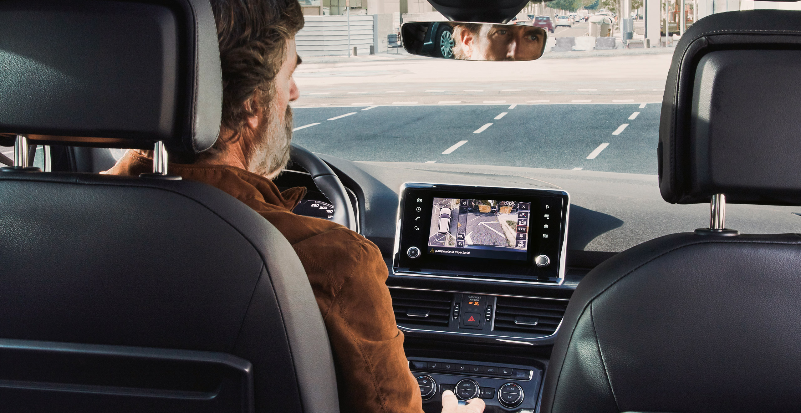 Blick auf den Fahrer und das Navigationssystem vom Rücksitz aus | SEAT