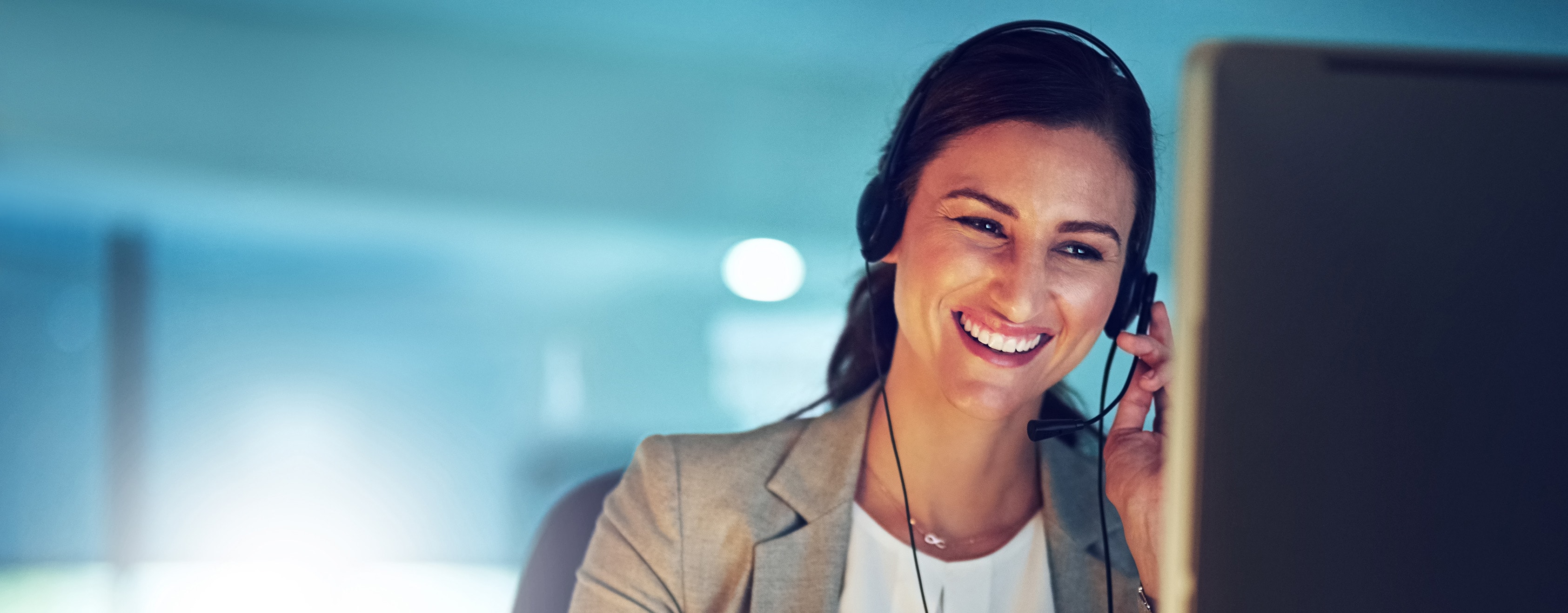 lachende Frau mit Headset am Monitor | SEAT