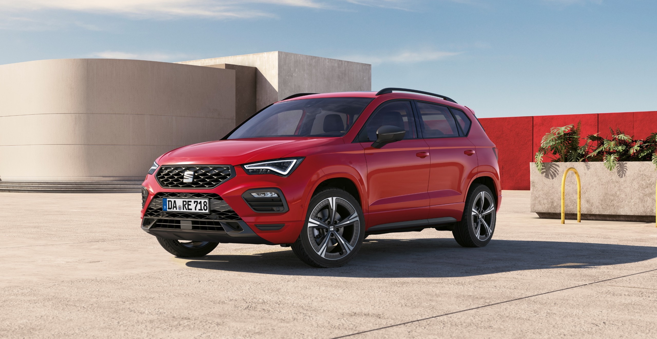 Seitenansicht eines SEAT Ateca an einer Kreuzung  | SEAT