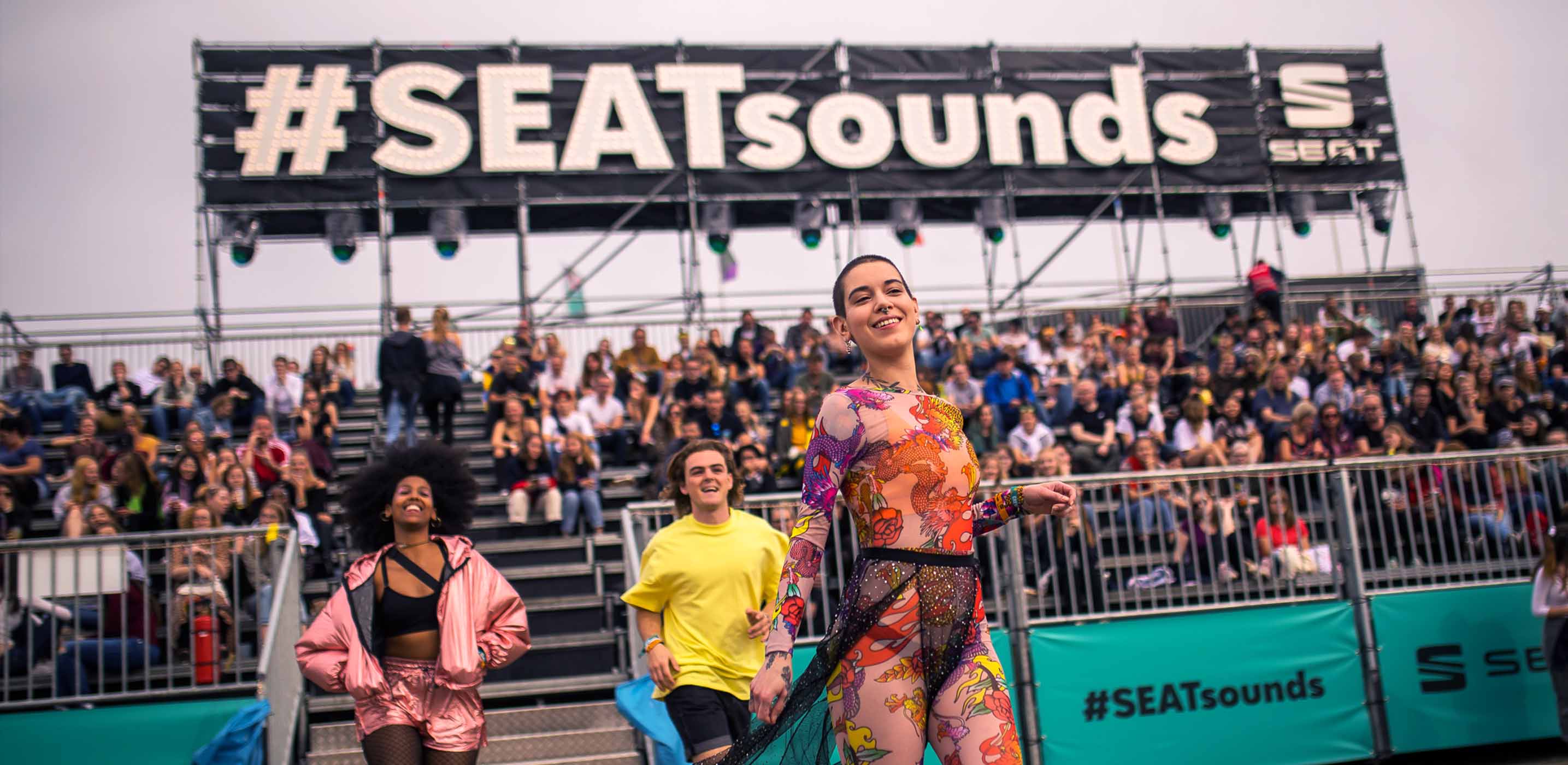 Voll beleuchtete Bühne bei einem Open Air Konzert | SEAT