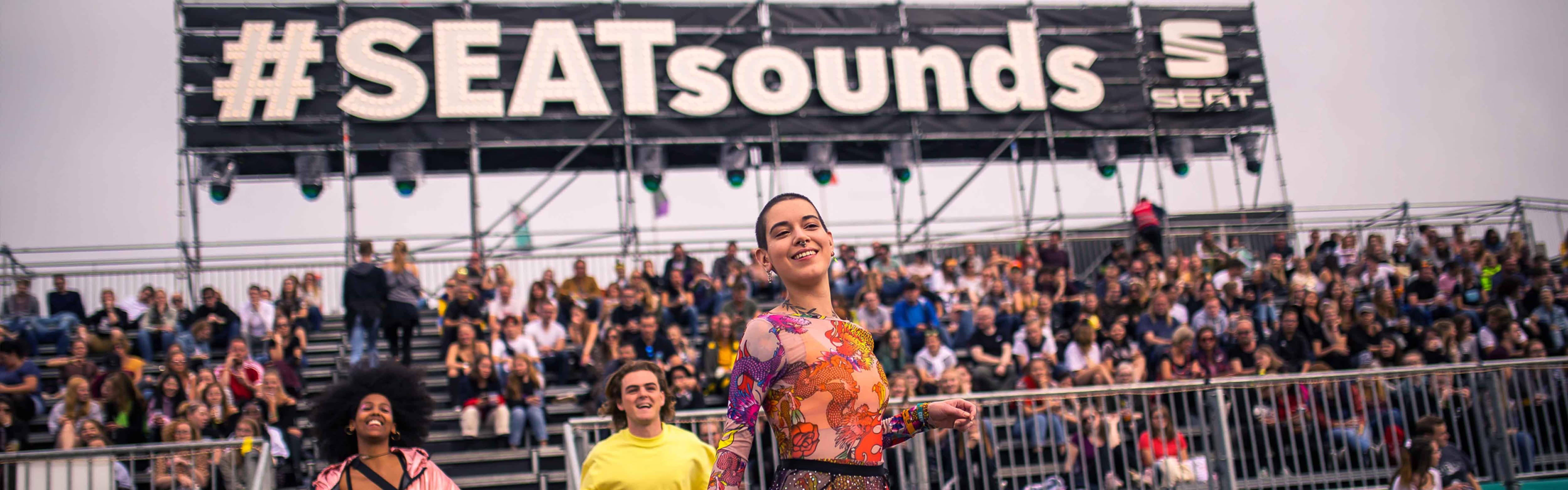 Voll beleuchtete Bühne bei einem Open Air Konzert | SEAT