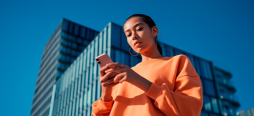 Eine Person, die ihr Smartphone nutzt, um zu zeigen, dass man die Handbücher jederzeit und überall herunterladen kann.
