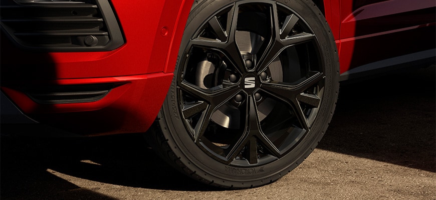 Nahaufnahme eines Leichtmetallrads des SEAT Ateca.