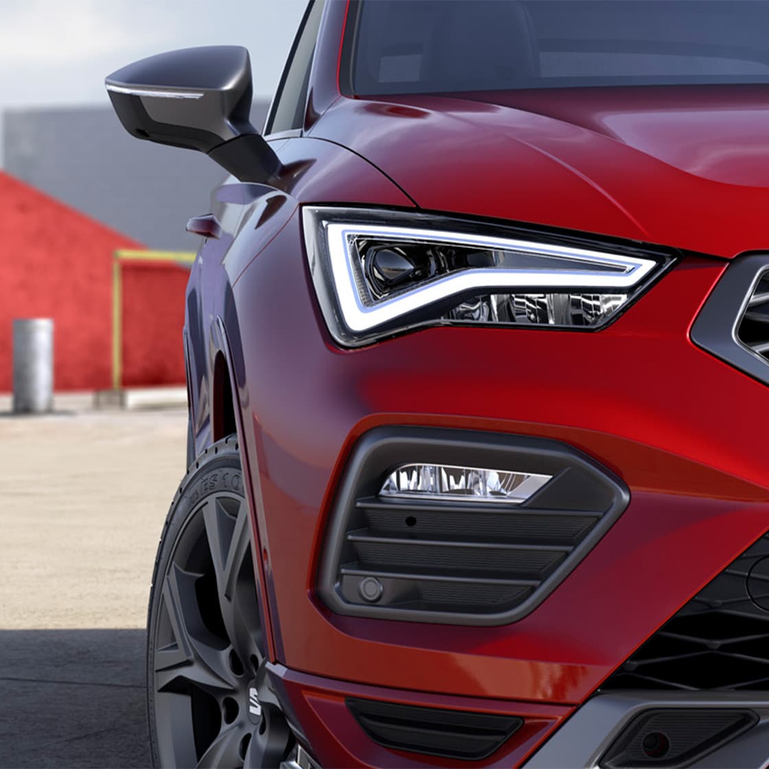 Nahaufnahme eines der Scheinwerfer des SEAT Ateca.