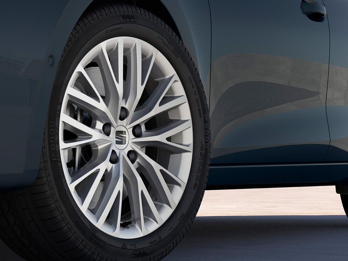 Detailaufnahme der silbernen 17"-Leichtmetallfelge "Dynamic I". 