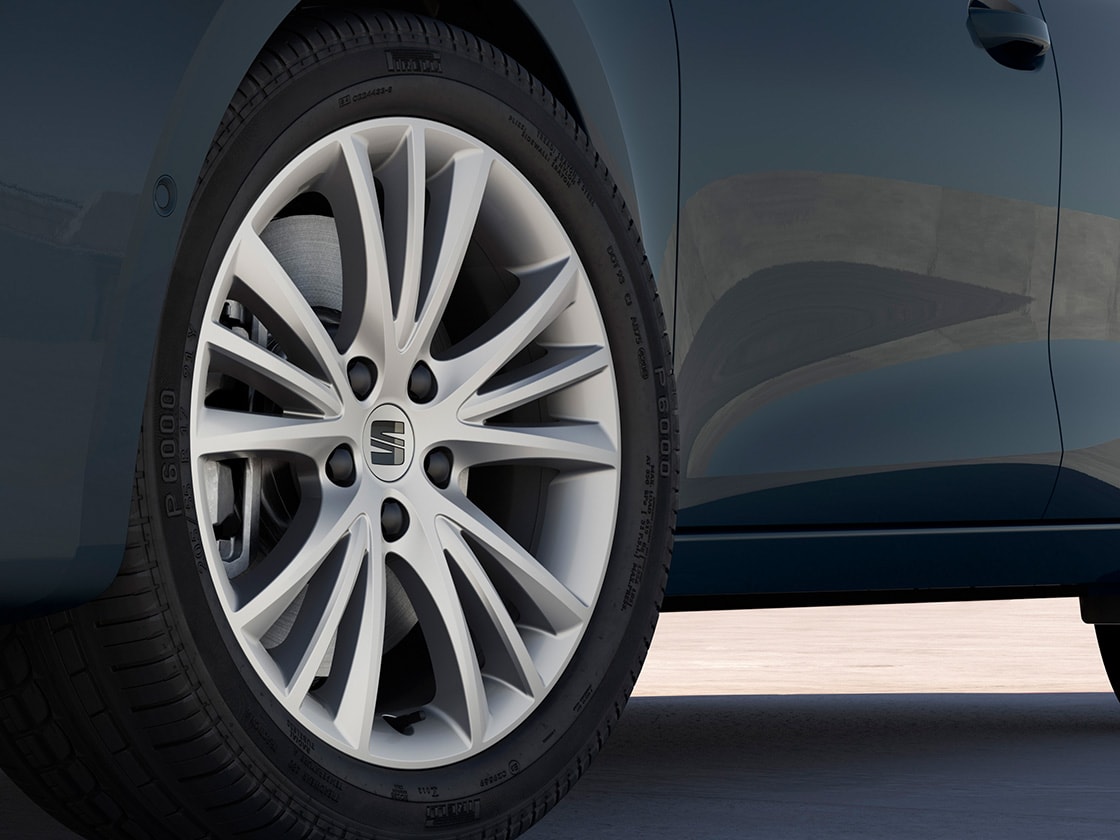 Detailaufnahme der silbernen 17"-Leichtmetallfelge "Dynamic III". 