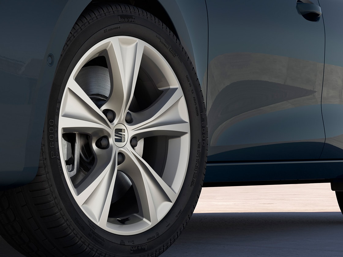 Detailaufnahme der silbernen 17"-Leichtmetallfelge "Dynamic II". 