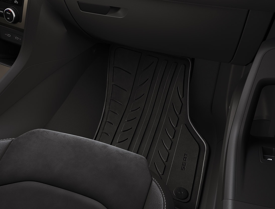 Fußraum des SEAT Ateca mit schwarzer Allwetter-Fußmatte