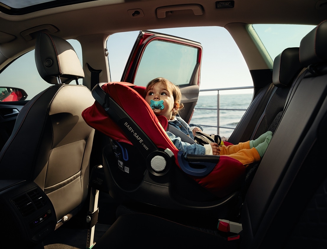 Innenansicht eines SEAT Leon mit Kindersitz
