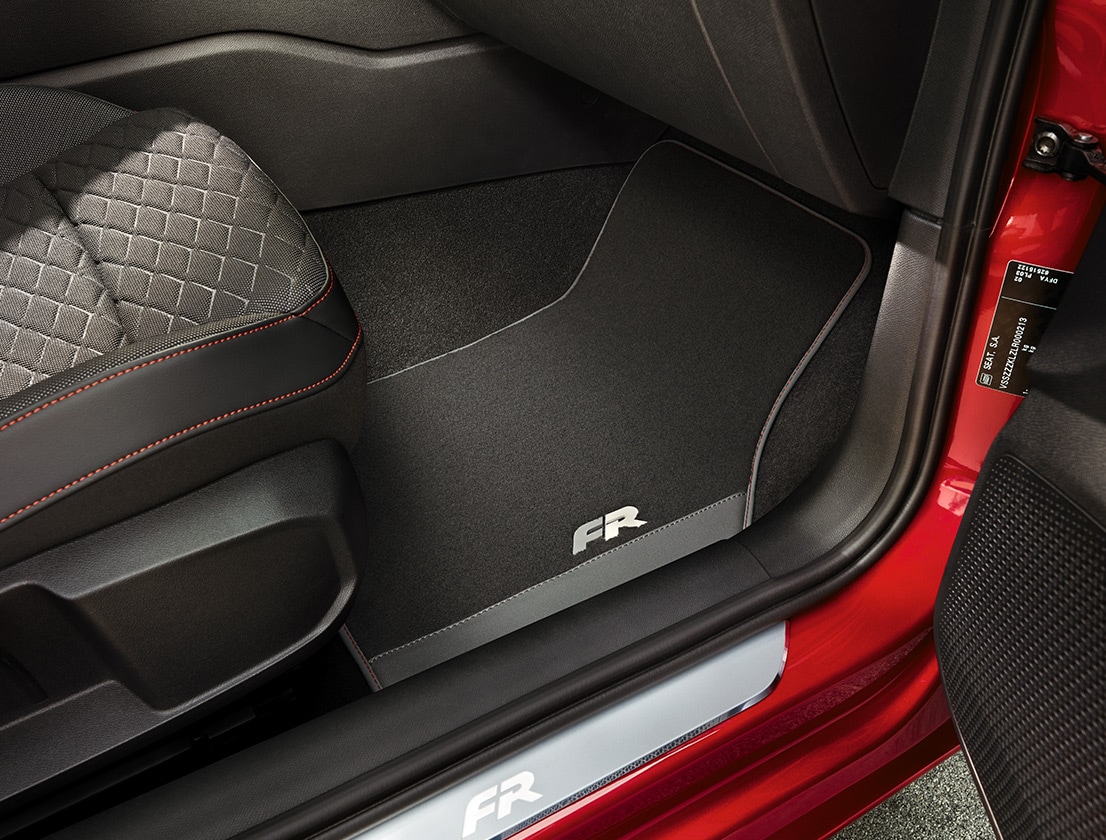 SEAT Leon Innenansicht mit Fußmatten 
