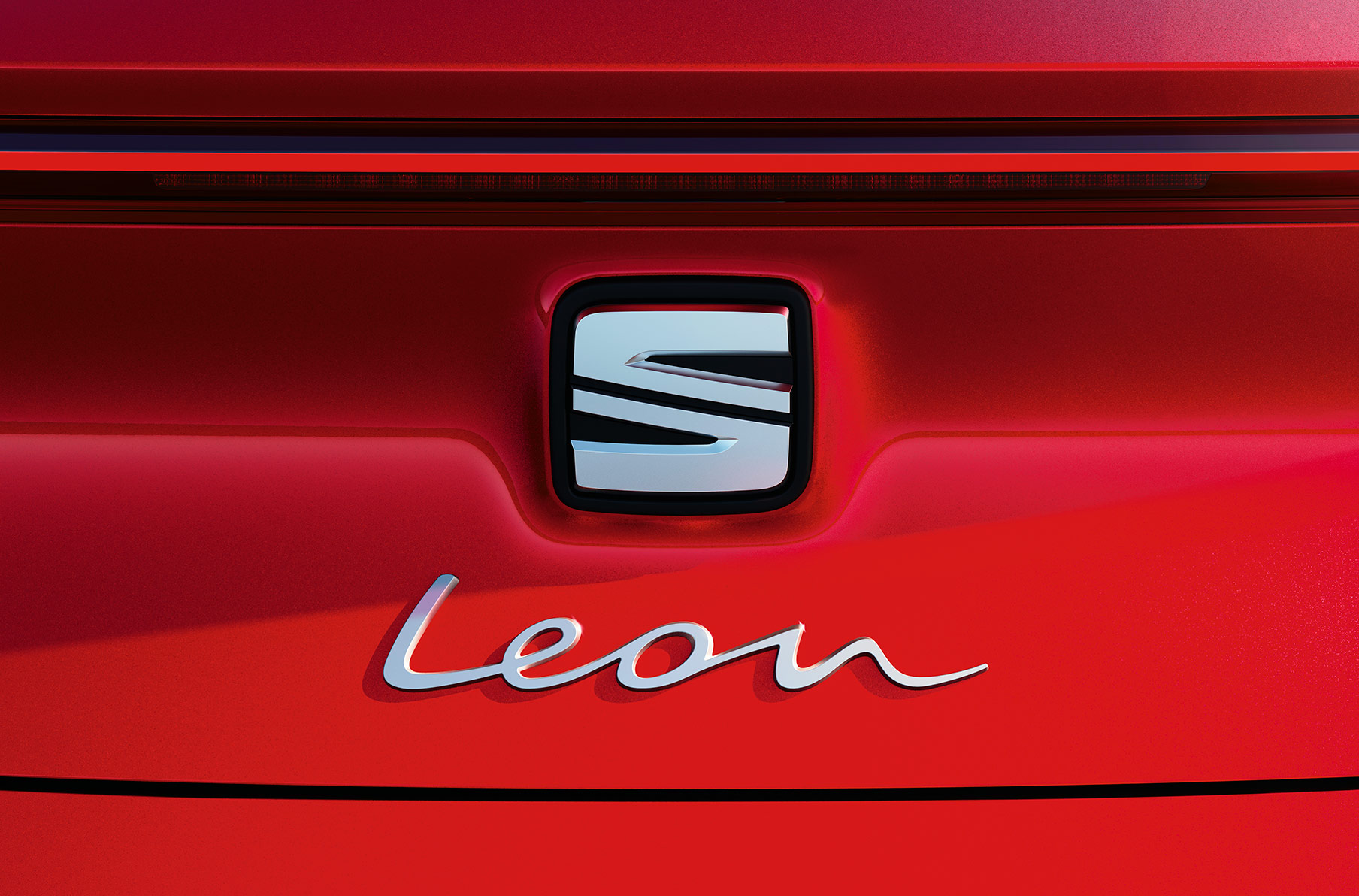 Heckansicht des Seat Leon in Rot mit dem Leon Schriftzug