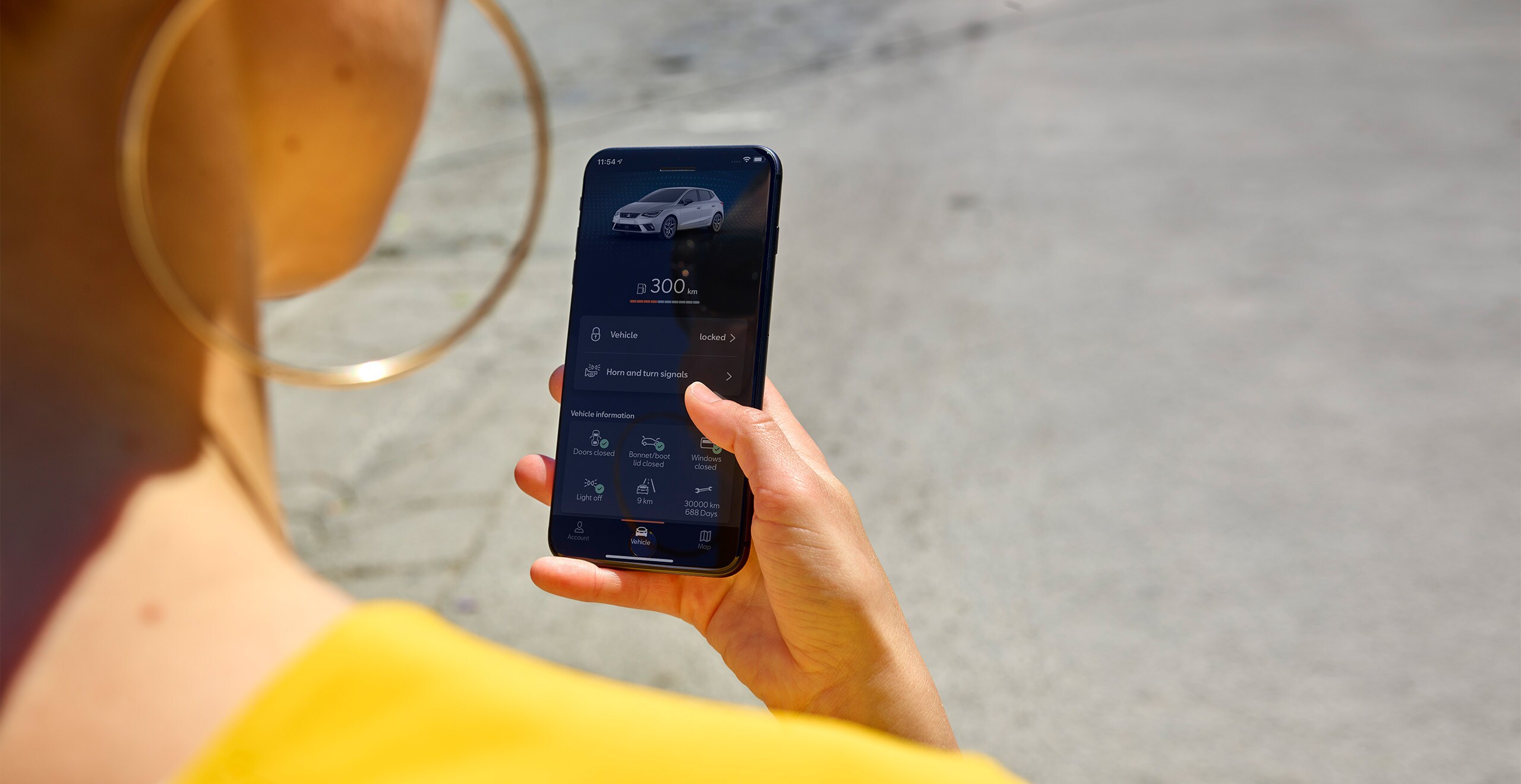 Frau schaut auf ihr mit SEAT CONNECT verbundenes Smartphone 