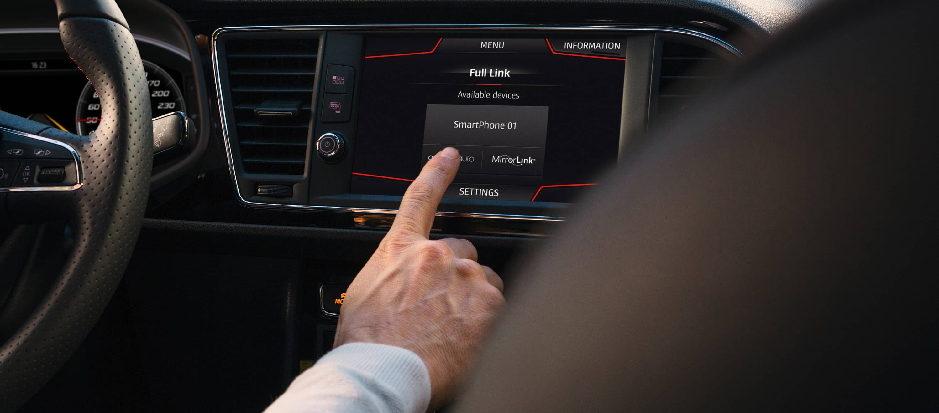 MirrorLink vernetztes Auto und Smartphone. Apps auf dem digitalen Dashboard
