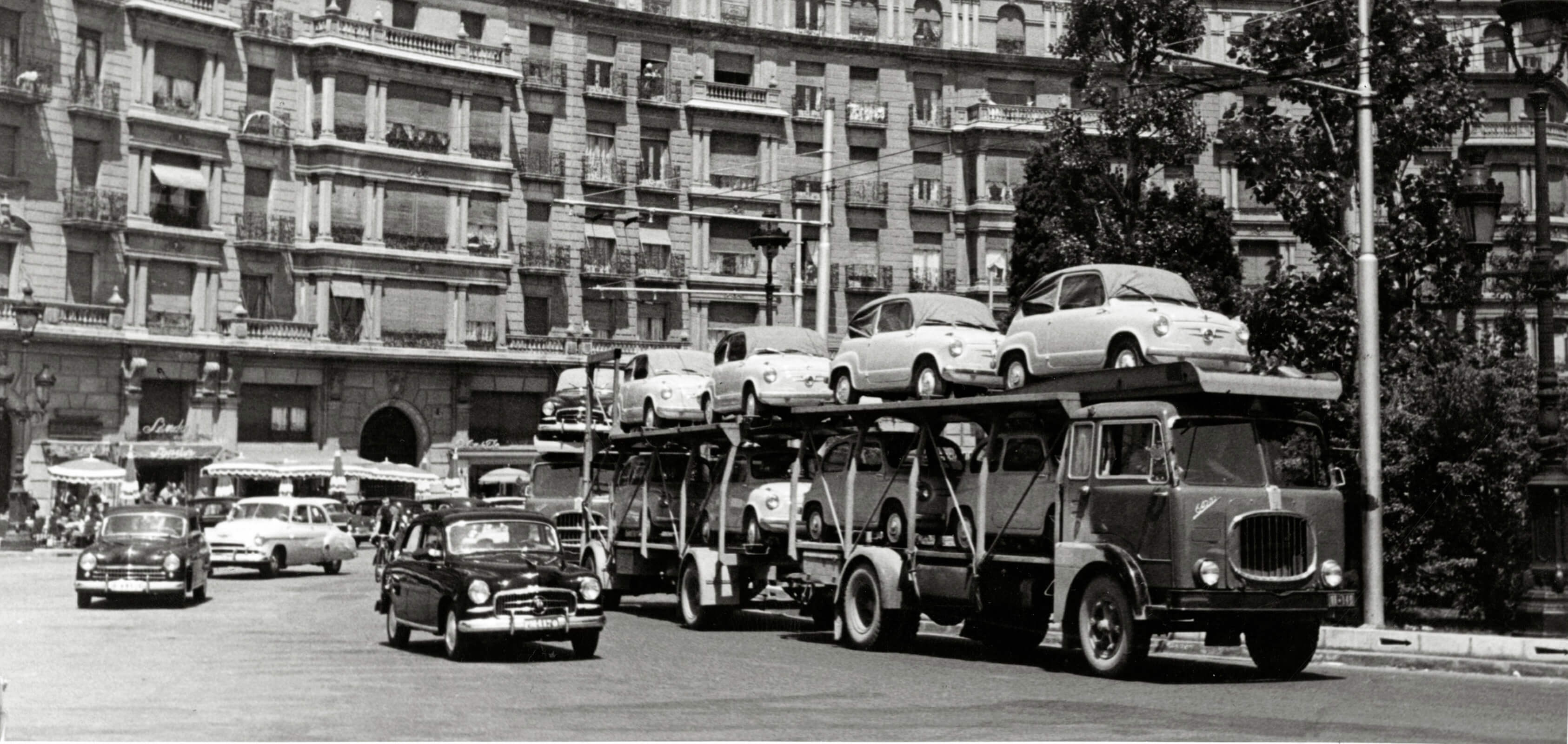SEAT Markengeschichte 1950er - SEAT 600 auf dem Land Schwarz/Weiß-Foto