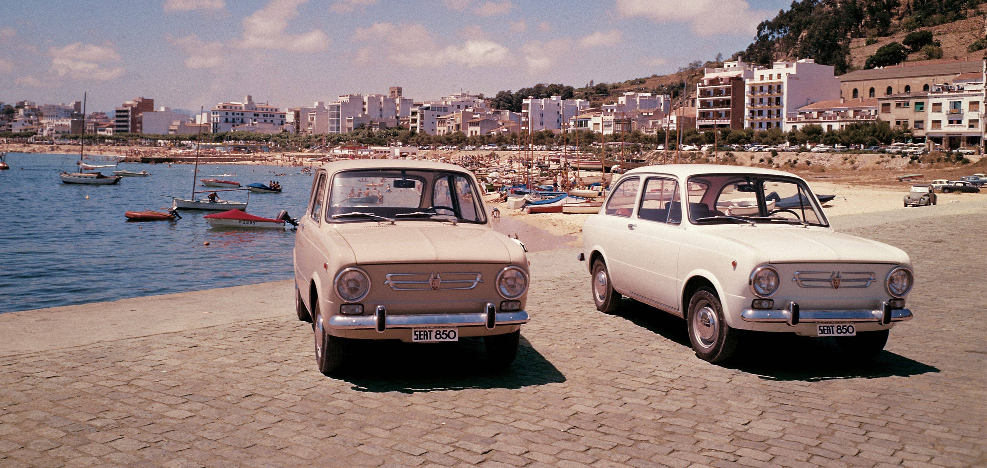SEAT Markengeschichte 1960er Exporte - SEAT 850 Modelle an einem Strand Header-Bild