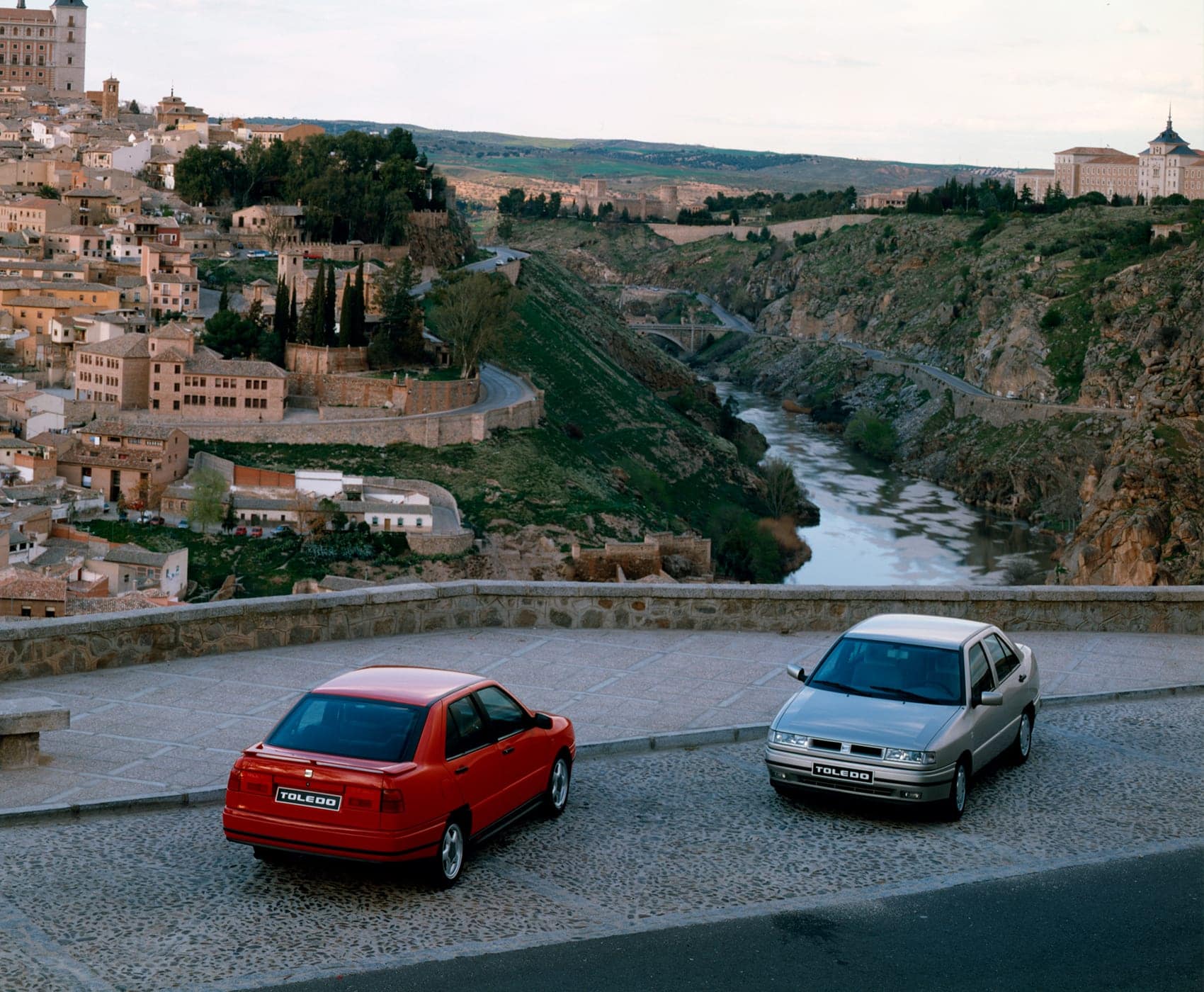 SEAT Markengeschichte 1990er - SEAT Toledo Limousinen in der Stadt Toledo