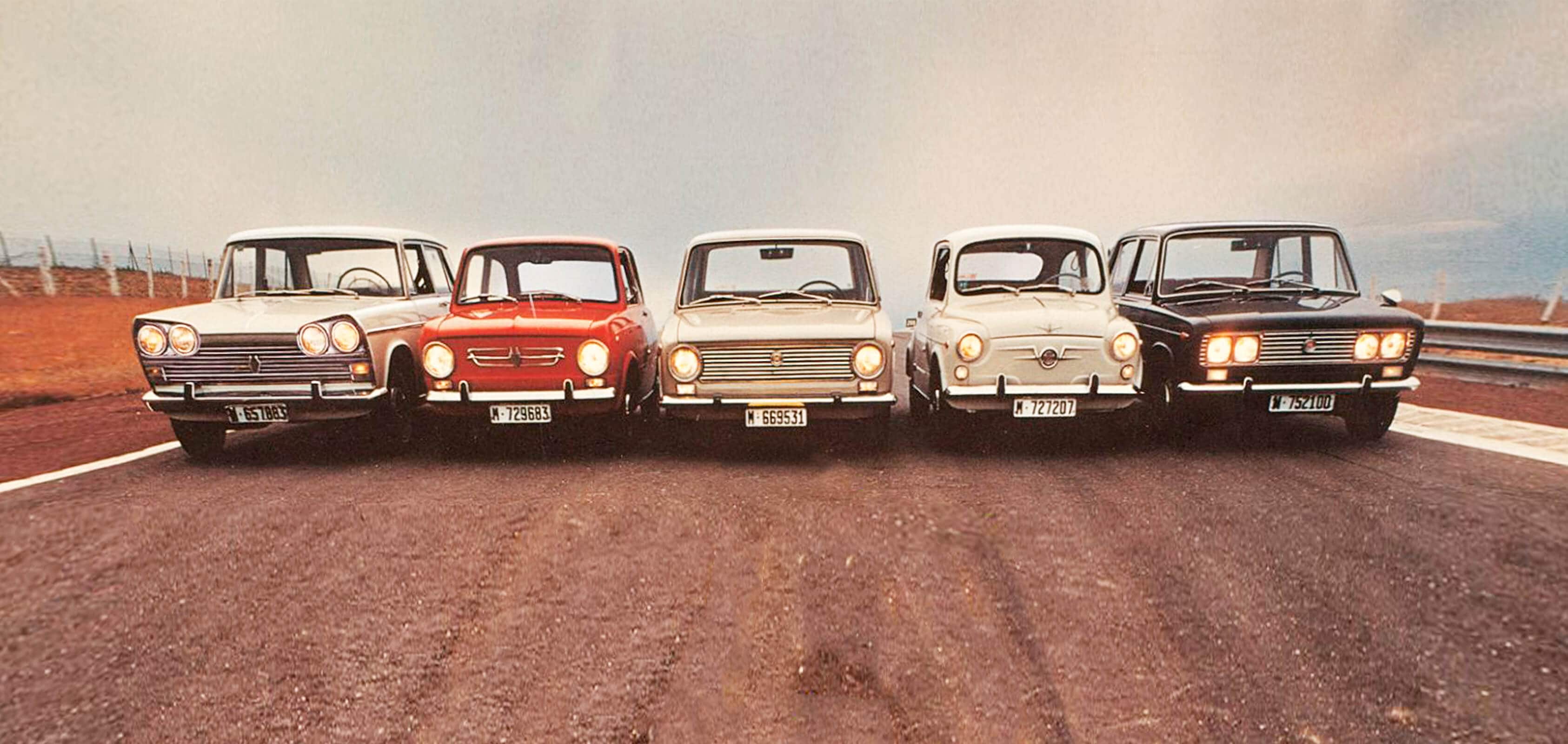 Historische SEAT Modelle in einer Reihe nebeneinander