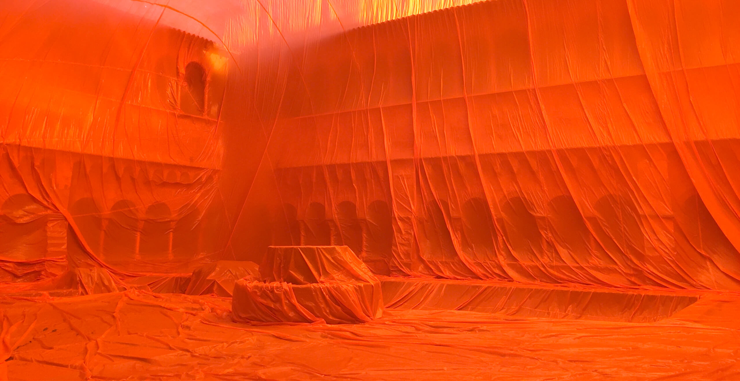 Großer Raum, der vollständig mit einem orangefarbenen Tuch verhüllt ist - SEAT Created in Barcelona | SEAT