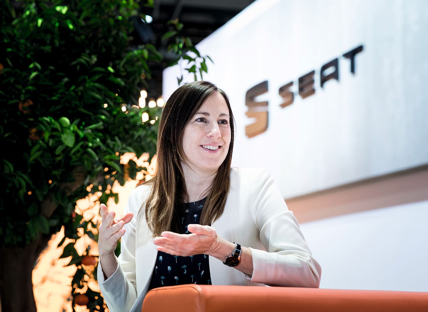 SEAT Manager of Infotainment and Connected Car Leyre Olavarria bei einer Rede | SEAT