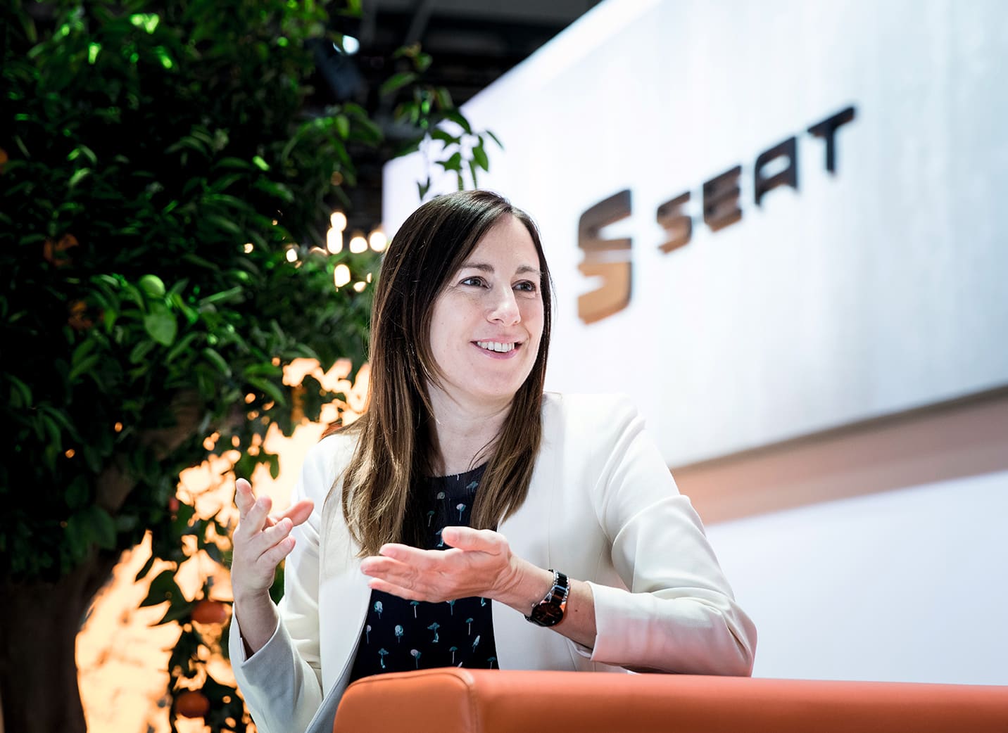 SEAT Manager of Infotainment and Connected Car Leyre Olavarria bei einer Rede | SEAT