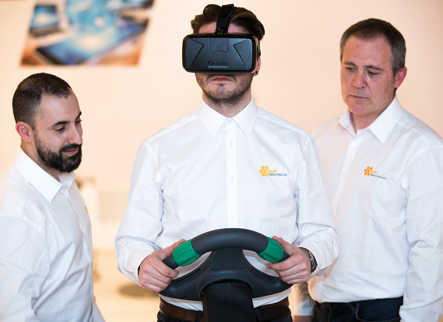 Drei SEAT-Mitarbeiter bei einer Schulung mit Virtual Reality-Headset und Lenkrad | SEAT