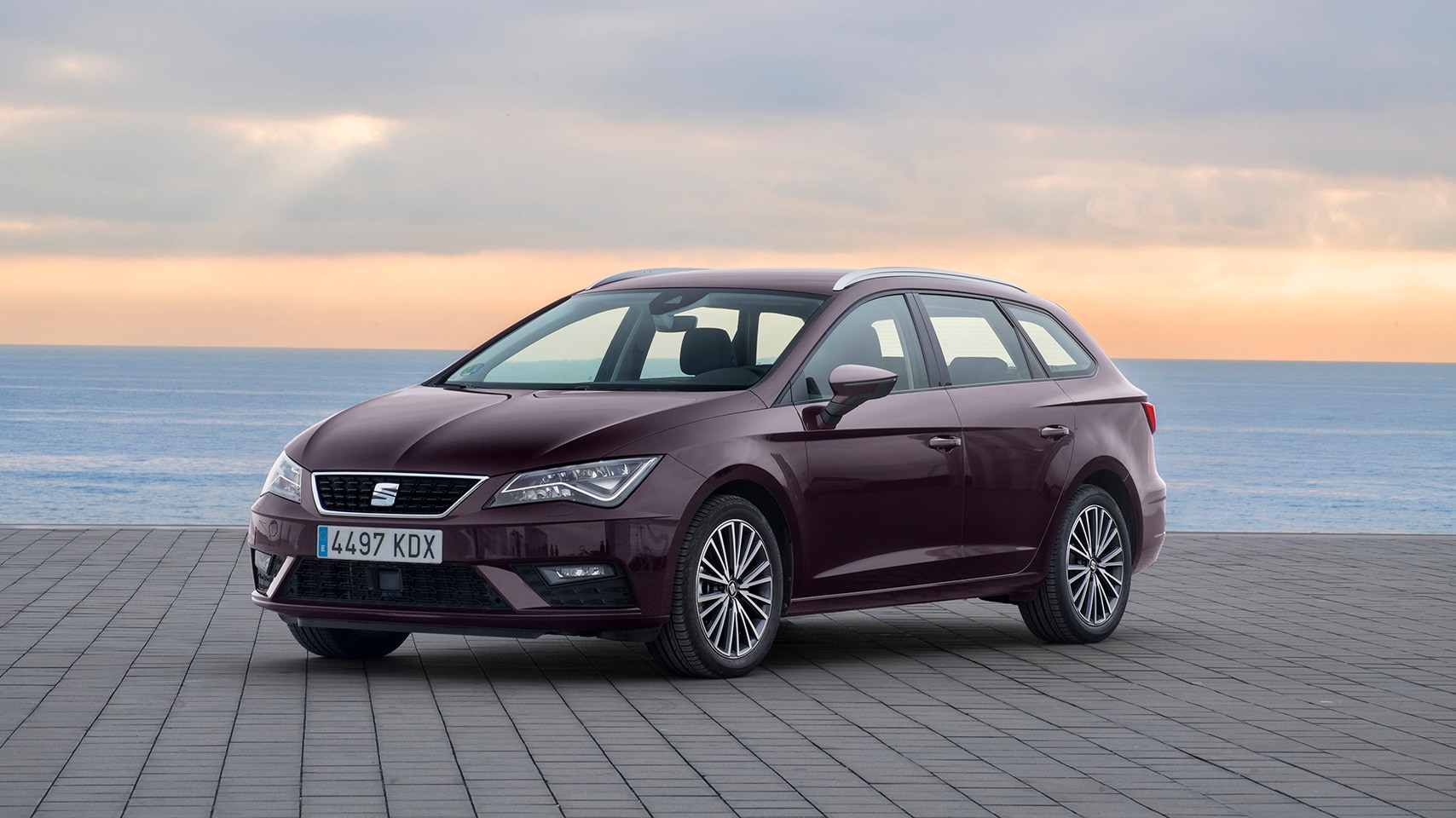 SEAT Leon geparkt mit Meer dahinter