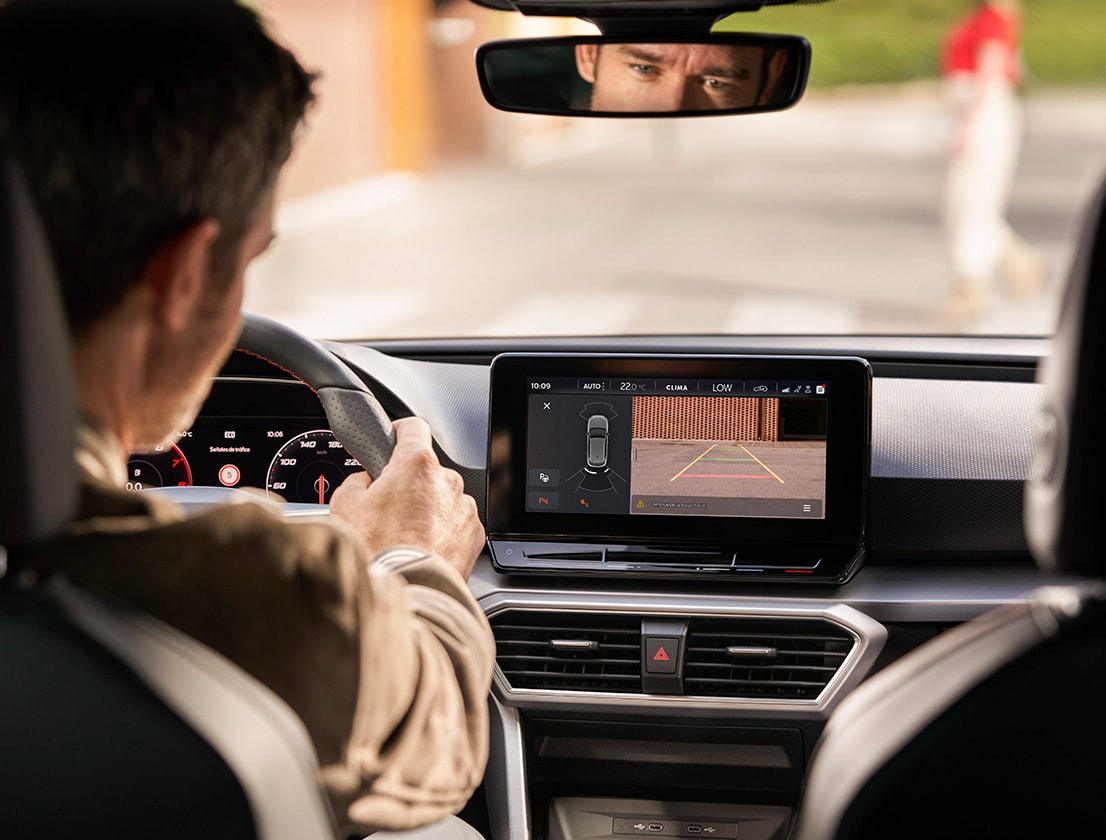 Seat Leon Innenansicht mit Parklenkassistent