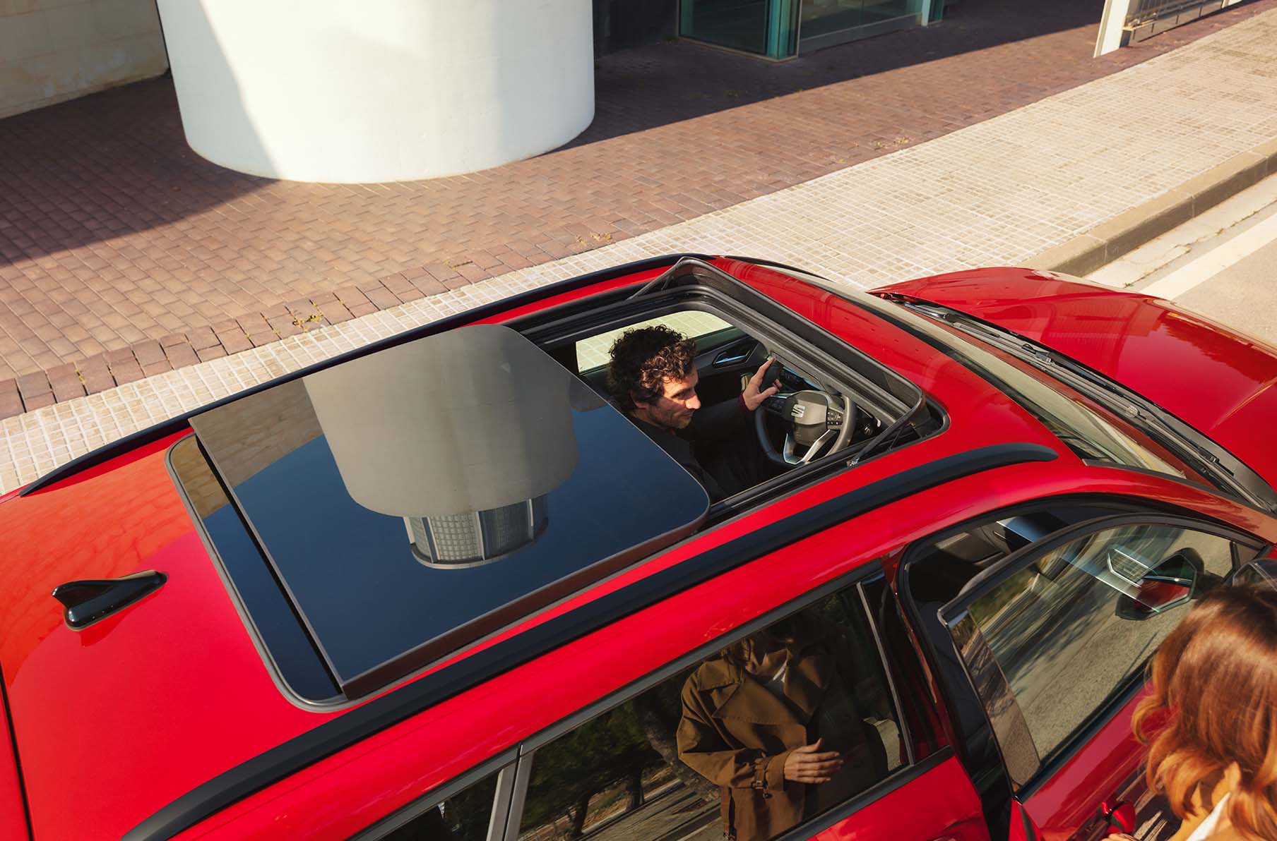 Seat Leon Sportstourer in Rot mit dem Panorama-Glasschiebedach
